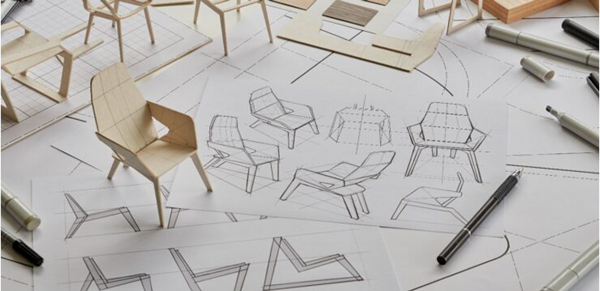 Cadeira de maneira em miniatura cercada por desenhos do seu design.